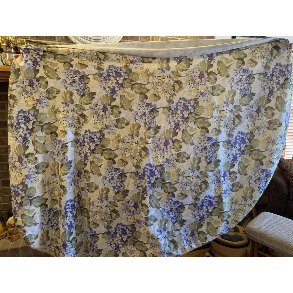 Floral Round Tablecloth 🌼 5' Diameter 🌸 Soft Fabric Décor